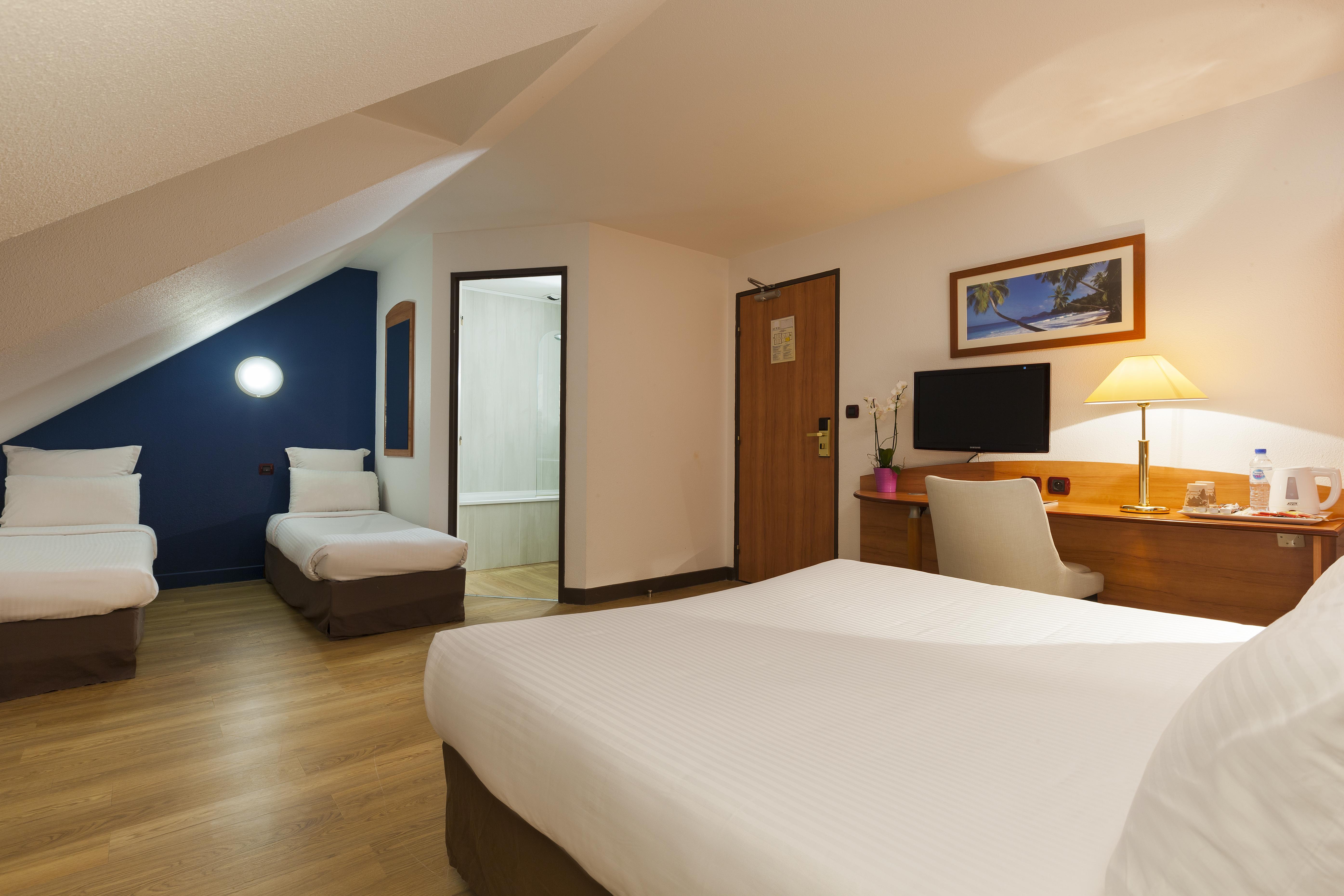 Comfort Hotel Evreux Exterior photo