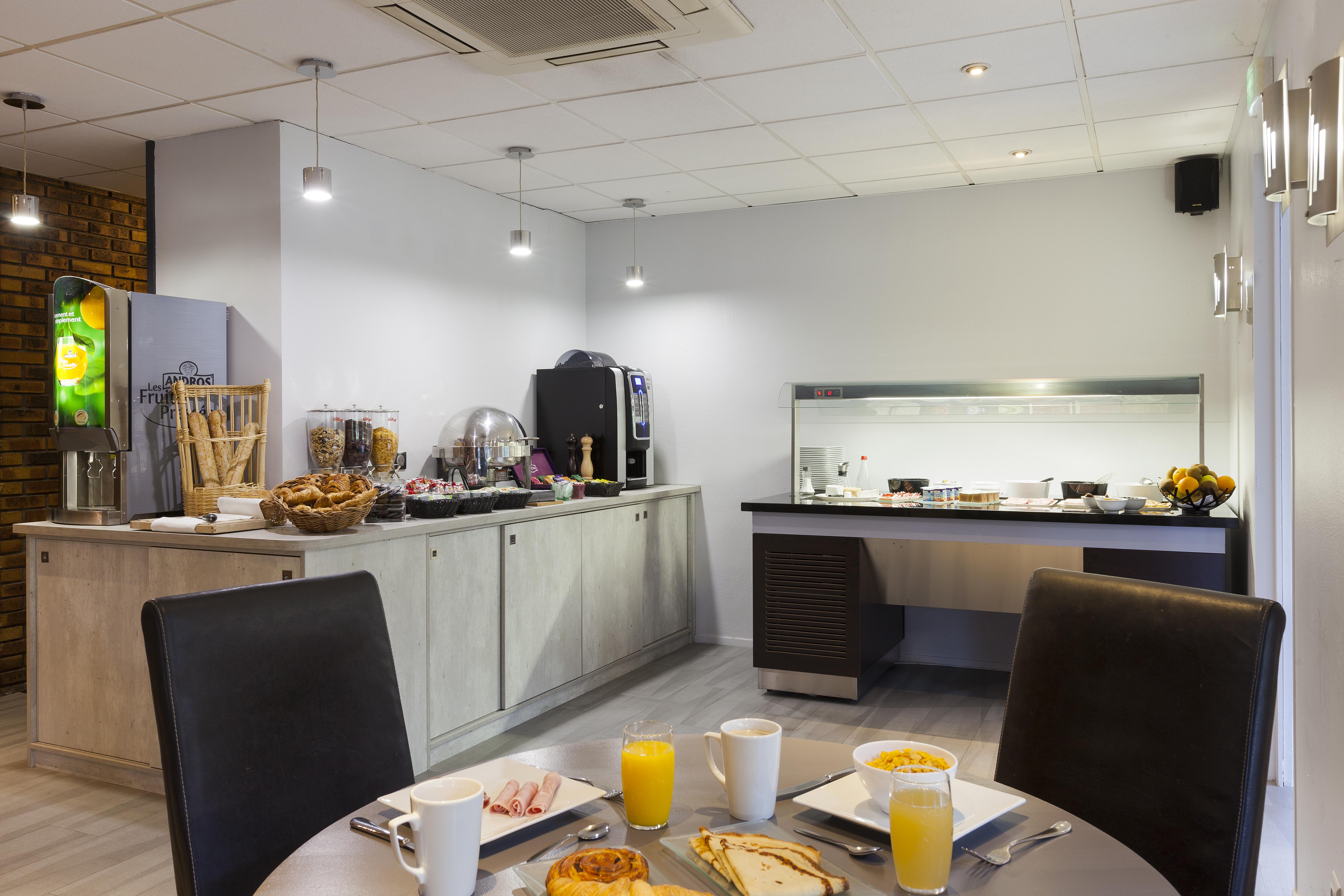 Comfort Hotel Evreux Exterior photo