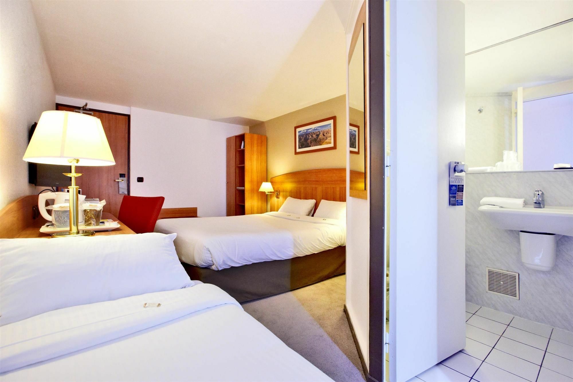 Comfort Hotel Evreux Exterior photo
